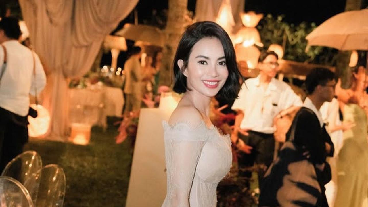 Dikabarkan Dekat dengan Ari Lasso, 7 Potret Dearly Djoshua di Pernikahan Luna Maya - Foto Bareng Seleb Lain dan Tampak Akrab