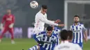 Pemain Real Madrid, Mariano Diaz, duel udara dengan pemain Alaves, Rodrigo Battaglia, pada laga Liga Spanyol di Stadion Alfredo di Stefano, Sabtu (28/11/2020). Real Madrid takluk dengan skor 1-2. (AP/Bernat Armangue)