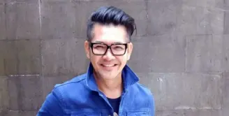 Kabarnya, gaya berbusana Ferry Salim mampu kalahkan sang anak, Brandon Nicholas. Ayo kita intip, seperti apa sih gaya berbusana ayah usia 48 tahun ini?