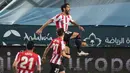 Striker Athletic Bilbao, Raul Garcia (atas) melakukan selebrasi usai mencetak gol pertamanya ke gawang Real Madrid dalam laga semifinal Piala Super Spanyol 2020/21 di La Rosaleda Stadium, Malaga, Kamis (14/1/2021). Athletic Bilbao menang 2-1 atas Real Madrid. (AFP/Jorge Guerrero)