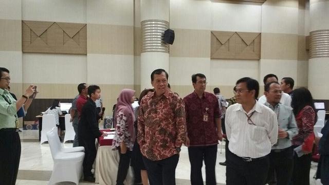 Dirjen Pajak Robert Pakpahan meninjau pelaporan SPT Pajak Tahun 2017 di kantor LTO, Jakarta (Dok Foto: Septian Deny/Liputan6.com)