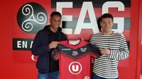 Isaac Drogba (kiri), anak dari Didier Drogba, resmi pindah ke EA Guingamp pada Senin (19/2/2018). (dok. EA Guingamp)