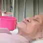 Seorang lansia berusia 80 tahun terbaring di tempat tidur sendirian selama lebih dari satu bulan tanpa ada yang merawatnya.