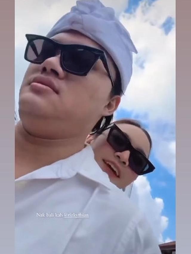 7 Potret Rizky Febian dan Mahalini Raharja Ikuti Upacara Memukur di Bali, Tampil Serasi