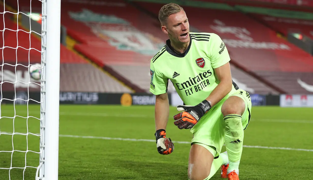 Reaksi kiper Arsenal Bernd Leno usai melakukan penyelamatan penalti saat pertandingan putaran keempat Piala Liga antara Liverpool dan Arsenal di Anfield, Liverpool, Inggris, Kamis (1/102020). Arsenal mengalahkan Liverpool 5-4 dalam adu penalti. (Peter Byrne/Pool via AP)