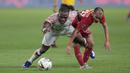 Gelandang Persija Jakarta, Riko Simanjuntak, berebut bola dengan pemain Persipura Jayapura pada laga Shopee Liga 1 di SUGBK, Senayan, Jakarta, Kamis (28/11). Persija menang 1-0 atas Persipura. (Bola.com/Yoppy Renato)
