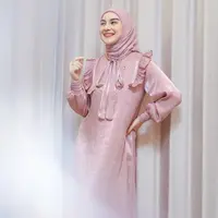 Bukan lagi tersage-sage, baju shimmer diprediksi akan jadi tren Lebaran 2024 menurut TikTok. Intip inspirasinya dari Irish Bella hingga Aghnia Punjabi. [@_irishbella_]