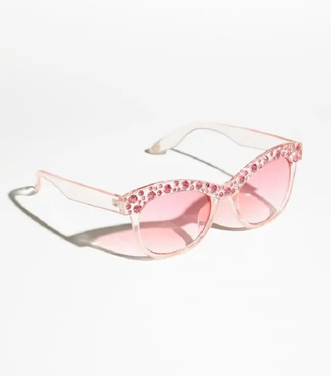 Coba tampil lebih chic dengan sunglasses berbingkai embellished yang trendi. (Foto: www.whowhatwear.com)