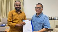 John Gerki Morin (kiei) mengantongi surat rekomendasi Partai Amanat Nasional (PAN) untuk maju Pilkada Biak Numfor 2024. (Istimewa)