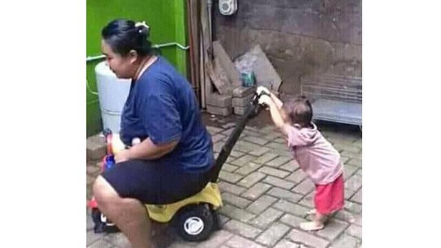 6 Kelakuan Lucu Orang Tua Pada Anak Ini Bikin Ketawa