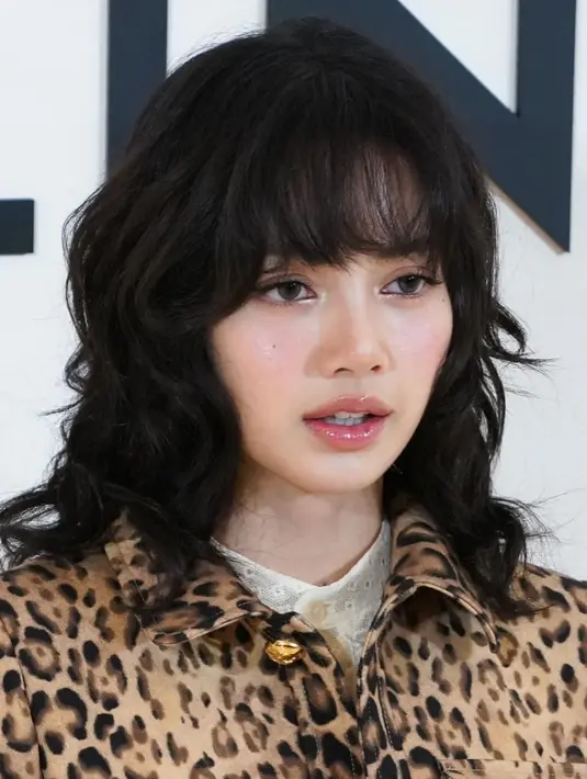 Dengan inner cropped berwarna putih, Lisa memadukan penampilannya dengan set blazer dan mini skirt bermotif macan tutul. [Foto: Instagram/lalalalisa_m]