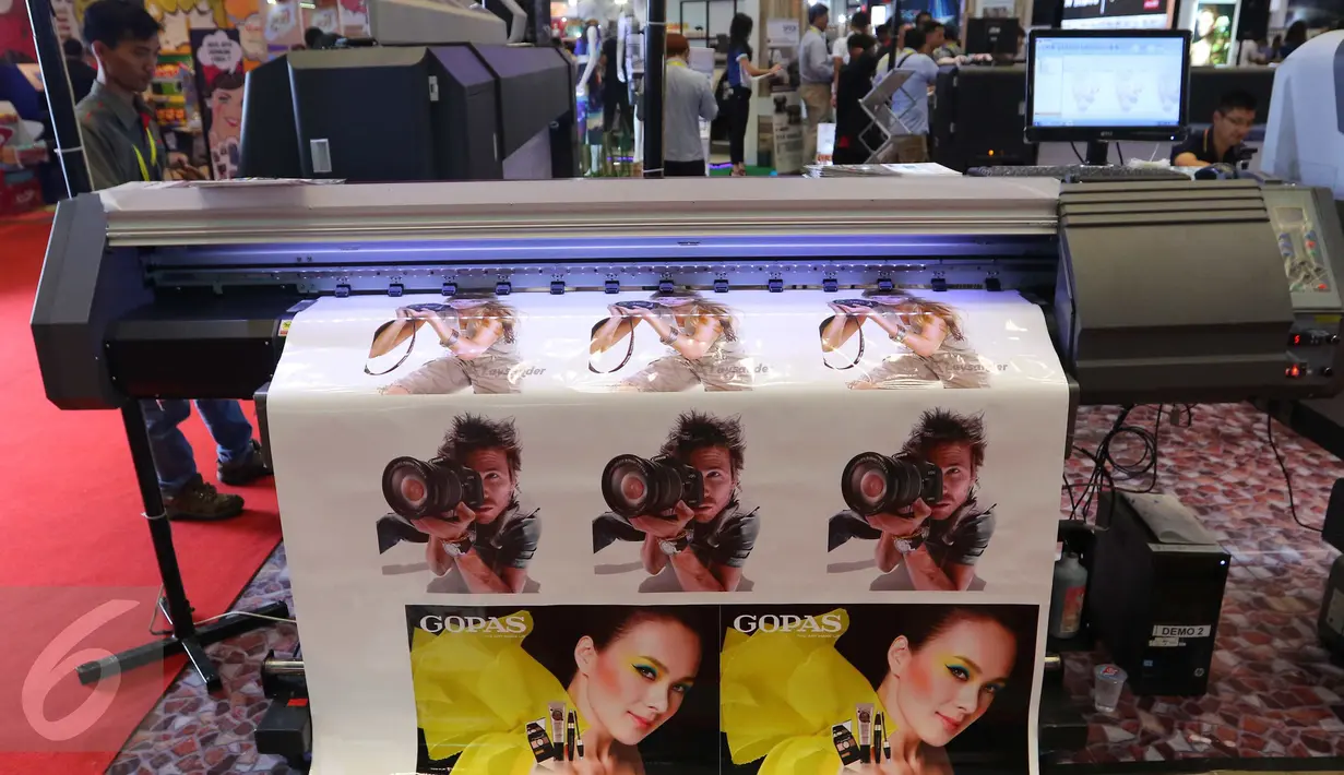Sebuah mesin cetak beroperasi saat Pameran Mesin Cetak dan Print All Pack Indonesia, All Process di Jakarta International Expo, Kemayoran, Jakarta, Rabu (5/10). (Liputan6.com/Angga Yuniar)