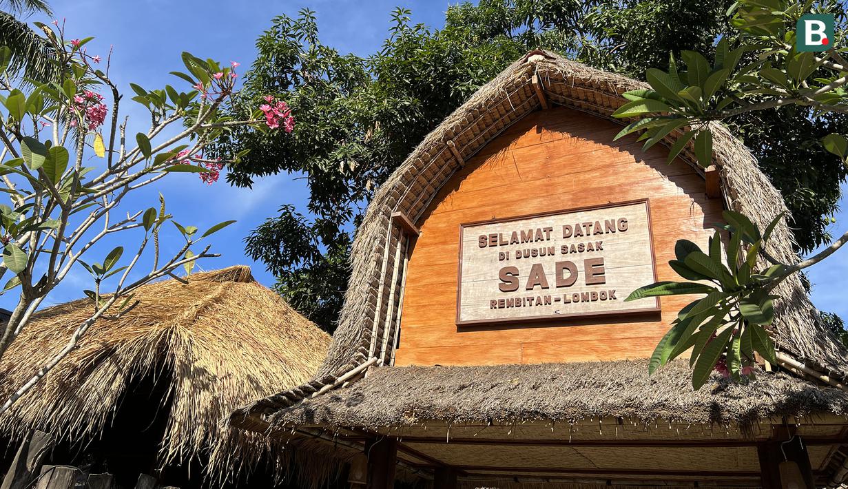 Di sela liputan seri keempat Asia Road Racing Championship 2023 yang berlangsung di Sirkuit Mandalika mulai 11 hingga 13 Agustus 2023, Bola.com berkesempatan mengunjungi Desa Sade, desa tempat tinggalnya Suku Sasak yang menjadi suku asli Lombok yang penuh keunikan, Jumat (11/8/2023). Seperti apa keunikannya? (Bola.com/Iqri Widya)