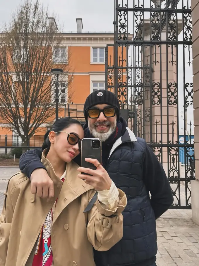 Potret Romantis Bunga Zainal dan Suami Liburan di Eropa, Andalkan Busana Earth Tone dan Backpack Rp63 Jutaan