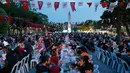 Suasana berbuka puasa di Sultanahmet Square, Istanbul, 27 Mei 2017. Turki juga memiliki tradisi jamuan makan malam Ramadan yang dikenal dengan nama "Meja Bumi" untuk merayakan buka puasa hari pertama. (AP Photo/Lefteris Pitarakis)