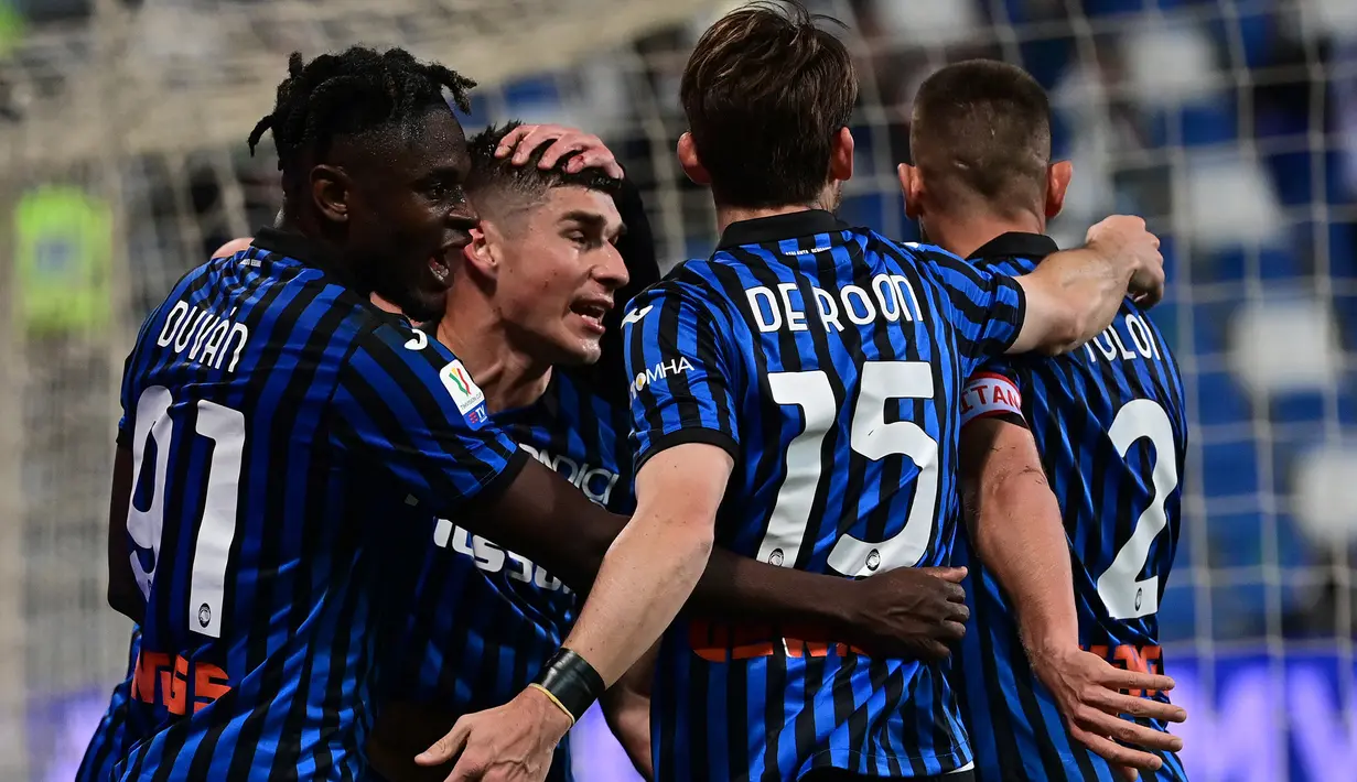 Para pemain Atalanta merayakan gol penyeimbang 1-1 ke gawang Juventus yang dicetak gelandang Ruslan Malinovskyi (tengah) dalam laga final Coppa Italia 2020/2021 di Mapei Stadium, Rabu (19/5/2021). Atalanta kalah 1-2 dari Juventus. (AFP/Miguel Medina)