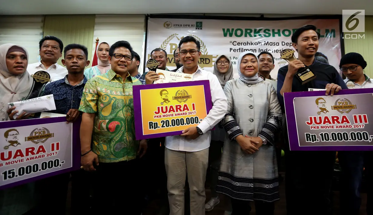 Ketua Umum DPP Partai Kebangkitan Bangsa (PKB) Muhaimin Iskandar (ketiga kiri) melakukan foto bersama bersama pemenang PKB Movie Awards saat acara Penyerahan Hadiah Pemennagg PKB Movie Award 2017 di Fraksi PKB, Jakarta (20/9). (Liputan6.com/JohanTallo)