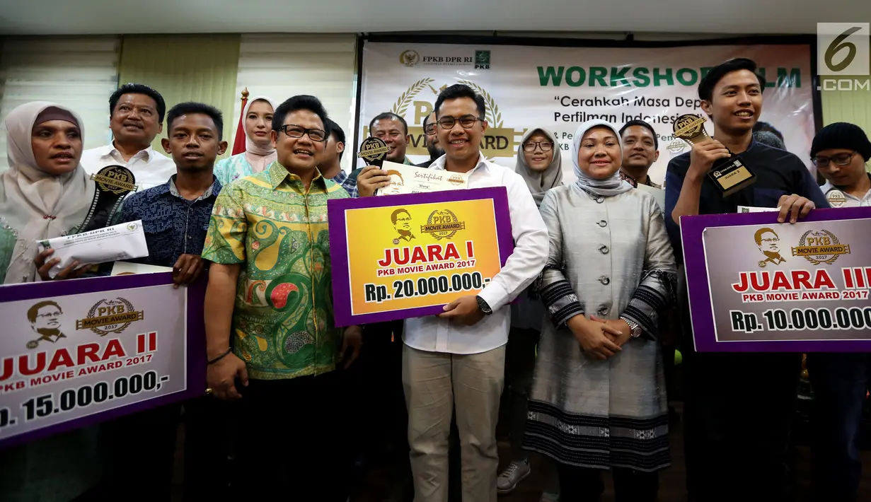 Ketua Umum DPP Partai Kebangkitan Bangsa (PKB) Muhaimin Iskandar (ketiga kiri) melakukan foto bersama bersama pemenang PKB Movie Awards saat acara Penyerahan Hadiah Pemennagg PKB Movie Award 2017 di Fraksi PKB, Jakarta (20/9). (Liputan6.com/JohanTallo)