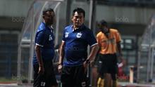 Pelatih PSIS Semarang, Subangkit saat memimpin timnya melawan PS Mojokerto pada laga 8 besar  grup Y Liga 2 Indonesia di Stadion GBLA, Bandung, Sabtu (18/11/2017). PSIS Semarang menang 3-0. (Bola.com/Nicklas Hanoatubun)