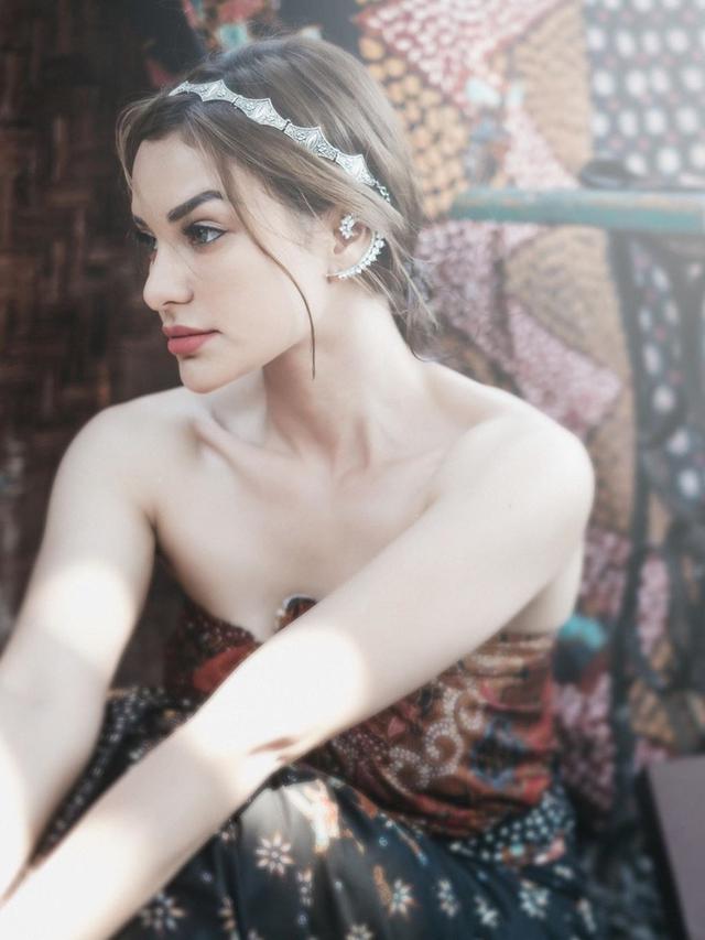 6 Pesona Nora Alexandra Berbalut Kain Batik Ini Jadi Sorotan