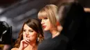 Selena Gomez (kiri) tampak berbincang dengan sahabatnya yang juga penyanyi, Taylor Swift, saat menghadari ajang bergengsi Grammy Awards ke-58 di Staples Center, Los Angeles, Senin (15/2). (REUTERS / Danny Moloshok)