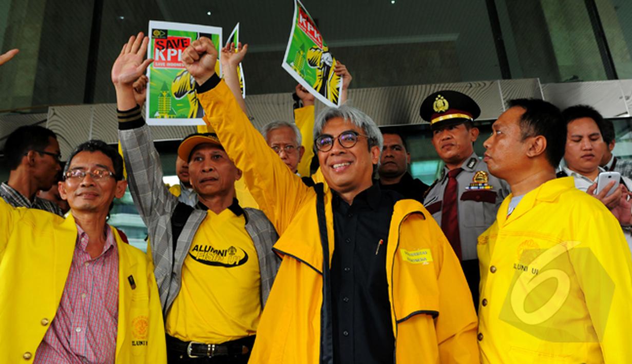 Imam Prasodjo bersama ratusan mahasiswa dan akademisi menyambangi kantor KPK, Jakarta, Rabu (18/2/2015). Mereka menyambut baik keputusan Presiden Jokowi yang membatalkan Budi Gunawan sebagai Kapolri.(Liputan6.com/Faisal R Syam)