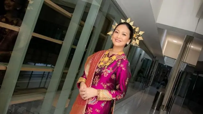 Potret Cantik Nola B3 Pakai Baju Kuruang yang Anggun dalam Konser Kenangan untuk Elly Kasim. (instagram/riafinola)
