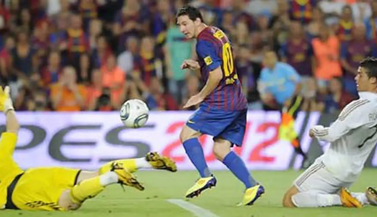 Bintang Barcelona Lionel Messi (tengah) memperdayai kiper Real Madrid Iker Casillas (kiri) dalam leg kedua Piala Super Spanyol di Nou Camp, 17 Agustus 2011. Barca juara berkat keunggulan agregat 5-4. AFP PHOTO/LLUIS GENE