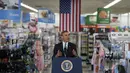 Suasana pasar swalayan tergambar jelas saat Obama berpidato. Seperti ada tulisan Low Price dan barang-barang yang dijajakan,  California, 9 Mei 2014 (REUTERS / Kevin Lamarque).