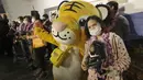Rombongan pertama wisatawan asing berfoto setelah tiba di Bandara Internasional Taoyuan di Taoyuan, Taiwan Utara, Kamis (13/10/2022). Taiwan telah melaporkan 6,3 juta kasus domestik sejak awal tahun, didorong oleh varian Omicron yang lebih menular. (AP Photo/Chiang Ying-ying)