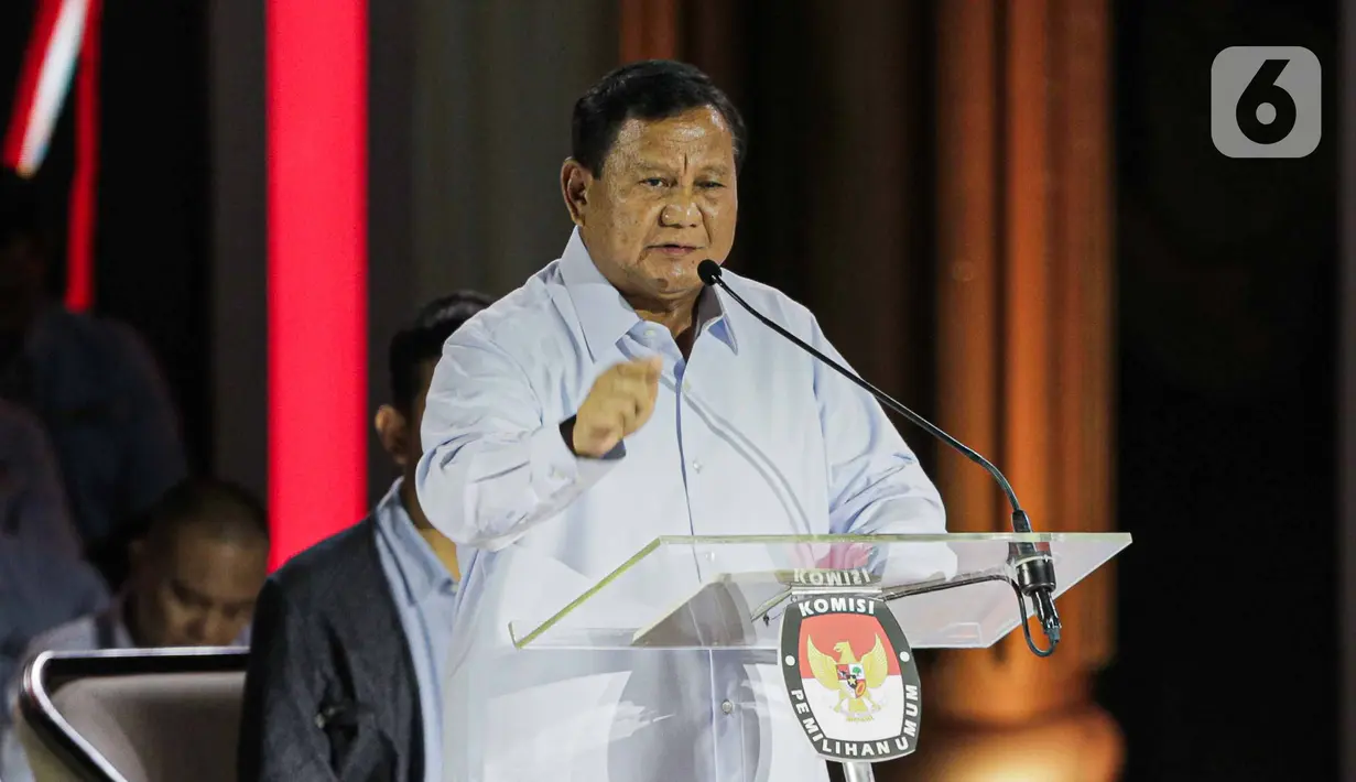 Capres nomor urut 02 Prabowo Subianto saat beradu gagasan dalam debat ketiga Capres Pemilu tahun 2024 di Istora Senaya, Jakarta, Minggu (7/1/2023). (Liputan6.com/Faizal Fanani)