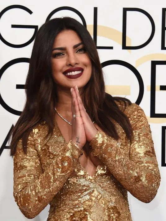Priyanka sempat mengalami kecelakaan saat  tampil di atas panggung pada 12 Januari. Ia terpeleset dan juga terjadi benturan di bagian kepala, wanita berusia 34 tahun langsung dilarikan ke rumah sakit. (AFP/Bintang.com)
