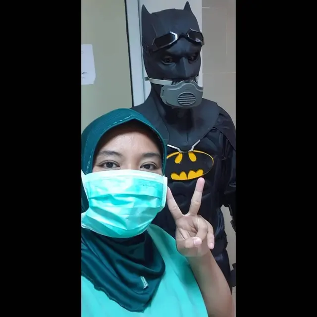 7 Potret Dokter Pakai APD dengan Cosplay Pahlawan Super Ini Viral