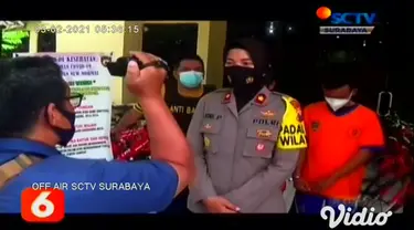 Seperti inilah aksi dua pencuri burung berkicau jenis murai batu, yang aksinya terekam kamera cctv di Jalan Jagir Sidosermo, Surabaya. Sebelum beraksi, kedua pelaku berboncengan motor dan mengawasi rumah korban.