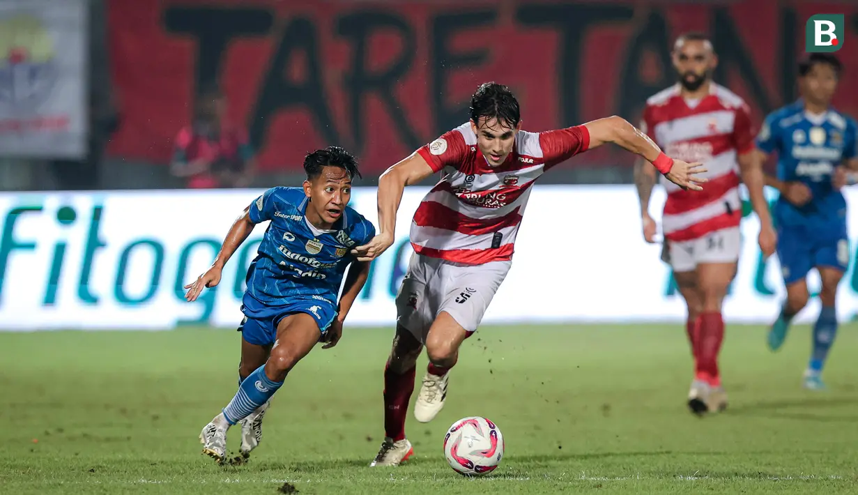 Gelandang Persib Bandung, Beckham Putra (kiri) menguasai bola dibayangi bek Madura United, Jacob Mahler pada laga leg kedua final Championship Series BRI Liga 1 2023/2024 di Stadion Gelora Bangkalan, Madura, Jumat (31/5/2024). (Bola.com/Bagaskara Lazuardi)