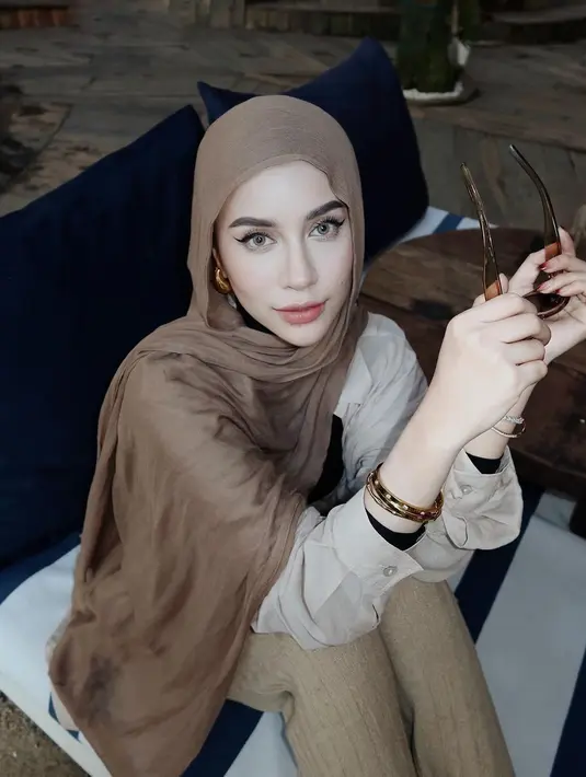 Di momen lainnya, Aghnia Punjabi memperlihatkan kebersamaannya bersama keluarga kecilnya. Kembali Aghnia memilih outfit monokrom, kali ini bernuansa kecokelatan. [Foto: Instagram/emyaghnia]