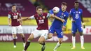 Pemain Chelsea, Kai Havertz, berebut bola dengan pemain Burnley, James Tarkowski, pada laga Liga Inggris di Stadion Turf Moor, Sabtu (31/10/2020). Chelsea menang dengan skor 3-0. (Molly Darlington/Pool via AP)