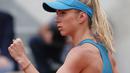 Gaya petenis Ukraina, Elina Svitolina mencetak angka saat melawan petenis Slovakia, Viktoria Kuzmova pada ajang Prancis Terbuka 2018 di Roland Garros stadium, Paris, (30/5/2018).  (AP/Thibault Camus)