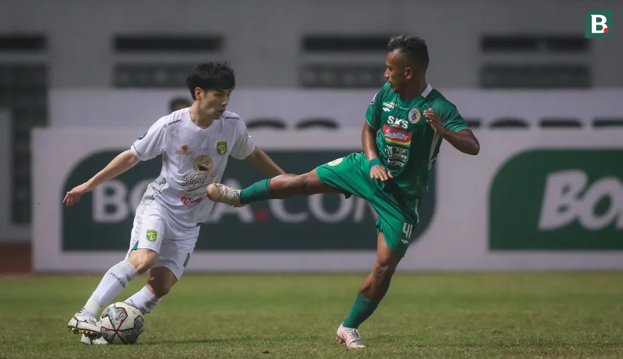 Dimenit krusial, Aji Santoso tidak menarik Taisei Marukawa keluar dan diganti oleh pemain bertahan. Dia tetap memainkan Marukawa untuk terus menggedor pertahanan PSS Sleman. (Bola.com/Bagaskara Lazuardi)