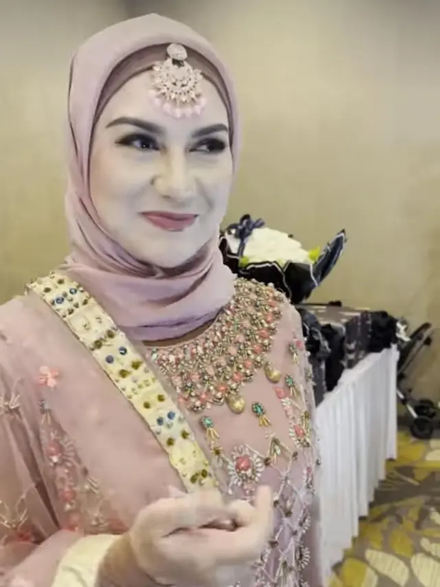 Irish Bella Tampil dengan Busana Bollywood