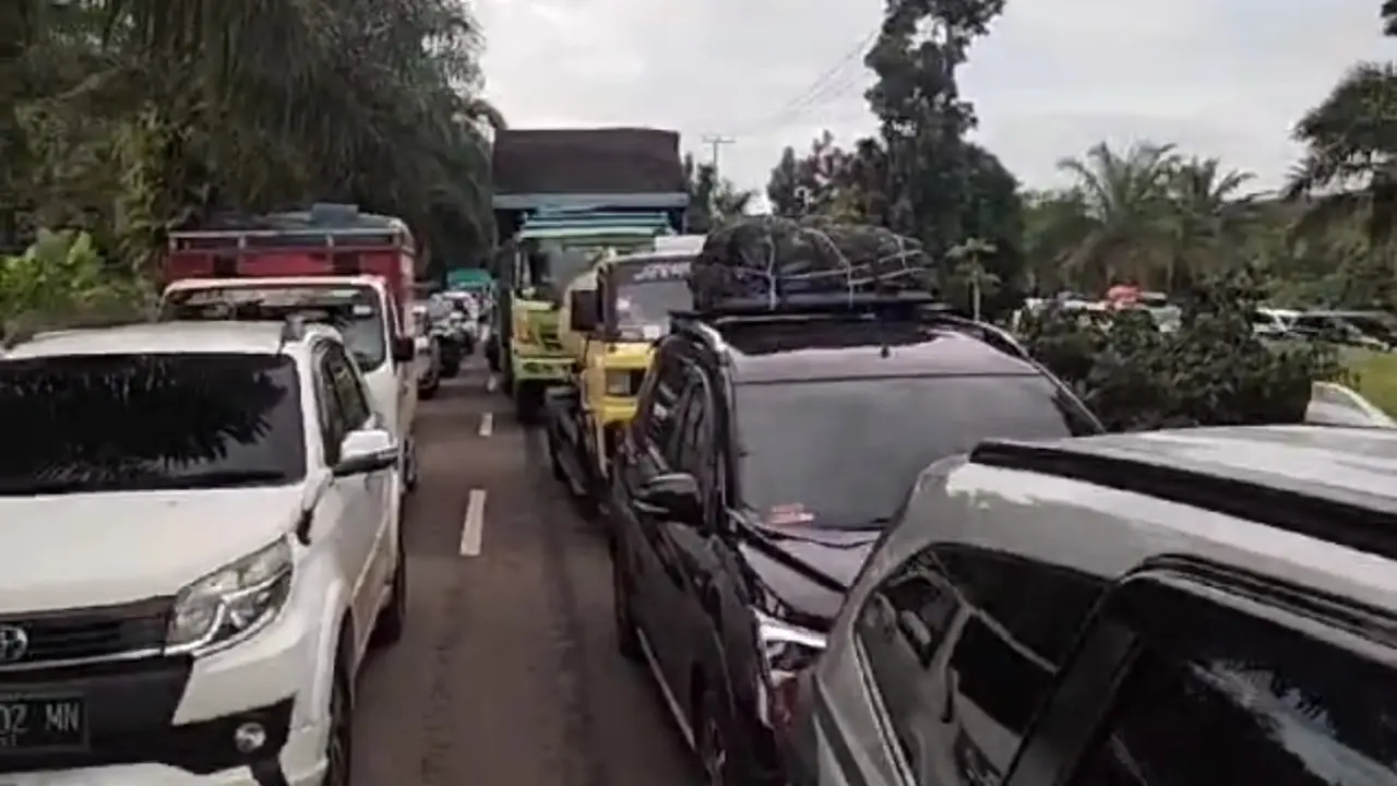 Puncak Arus Mudik Jalinsum Sumsel Macet Parah, Banyak Kendaraan Melanggar Lalu Lintas
