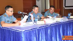 Citizen6, Surabaya: Jelang Porwiltim, Kobangdikal sebagai Panitia Pusat menggelar technical meeting yang diikuti tujuh Komando Utama (Kotama)TNI AL wilayah timur di gedung Mulyadi Kesatrian Bumimoro Kobangdikal Surabaya, (25/5). (Pengirim: Penkobangdikal)