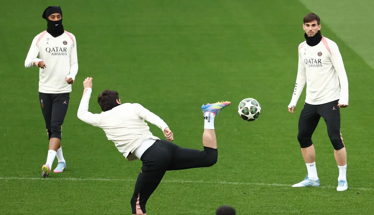 Aston Villa dan PSG akan kembali beradu taktik pada leg kedua perempat final Liga Champions 2024/2025. (FRANCK FIFE/AFP)