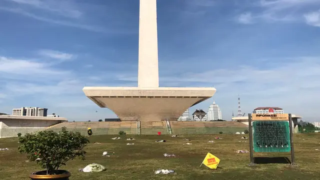 Sampah Masih Berserakan di kawasan Monas selepas perayaan malam pergantian tahun 2018 (Liputan6.com/Yunizafira Putri)