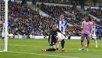 Kiper Brighton, Jason Steele (kiri) melakukan gol bunuh diri pada laga pekan ke-35 Liga Inggris 2022/2023 melawan Everton di  American Express Community Stadium, Brighton, Inggris, Selasa (09/05/2023) WIB. The Toffees menang dengan skor 5-1. (AP Photo/PA/Adam Davy)