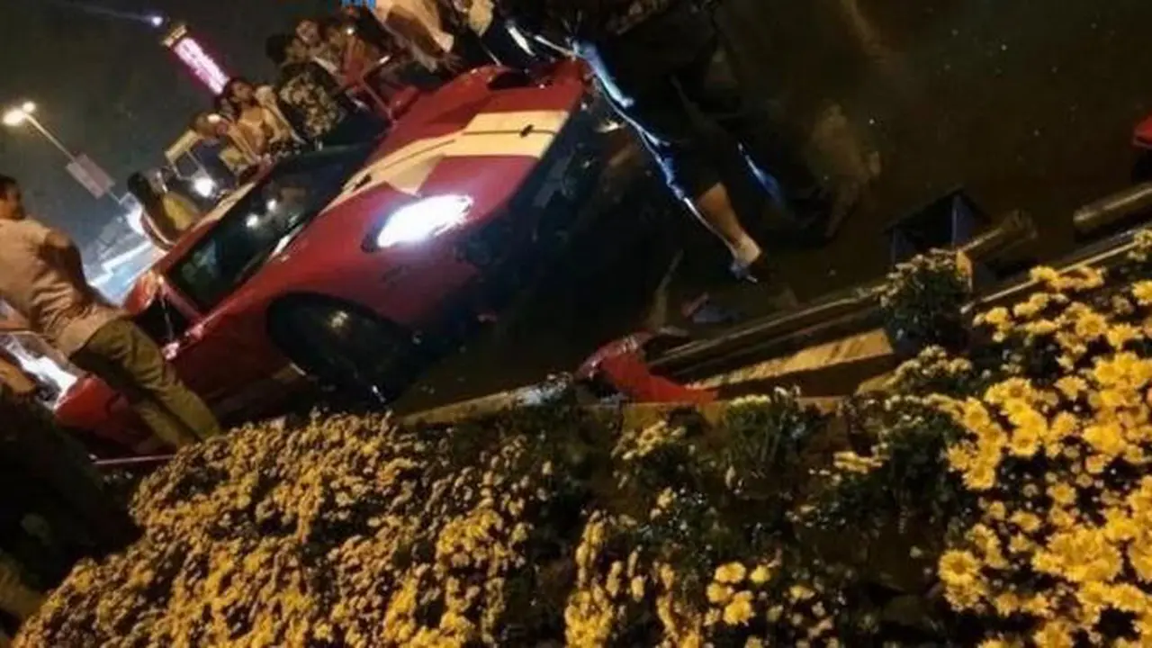 Ford GT Semata Wayang di Cina Bonyok Setelah Seruduk Tiang