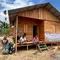 Penyintas banjir di Desa Geudumbak, Kecamatan Langkahan, Aceh Utara, mulai menempati hunian sementara berbahan kayu di Aceh Utara, Selasa (27/1/2026). Sumber foto: ANTARA/Harianto