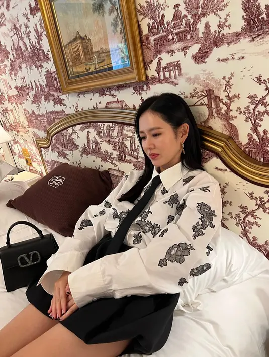 Waktu ketibaannya di Paris sepertinya berdekatan dengan event yang dia hadiri hingga masih merasa jet lag. "Ready to go to the show.. Jet lag .. zzz" tulis Son Ye Jin di Instagram. (Foto: Instagram/ yejinhand)