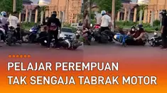 Nasib apes dialami oleh pelajar perempuan ketika berkendara motor di jalan.