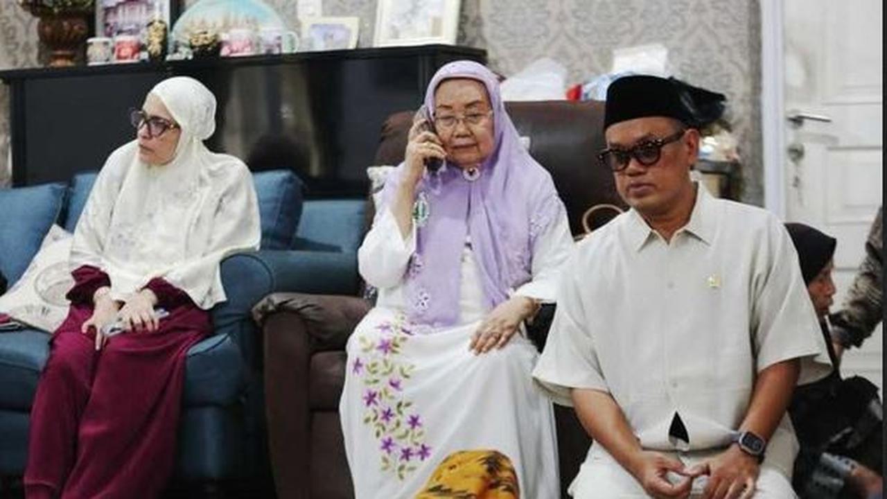 Sang Ayah Meninggal Dunia, Uya Kuya Rasakan Duka&nbsp;Mendalam